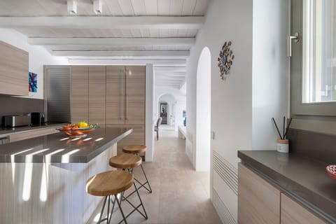 The well-equipped contemporary kitchen with its bar-island.
