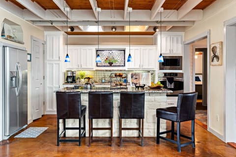 Gourmet Kitchen | Granite Island w/ Bar Seating | Modern Appliances