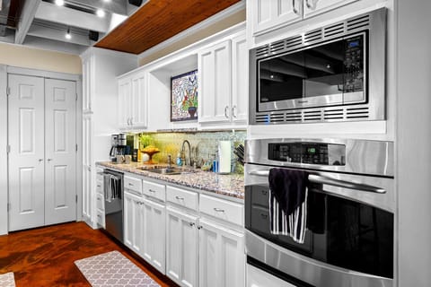 Gourmet Kitchen | Granite Island w/ Bar Seating | Modern Appliances