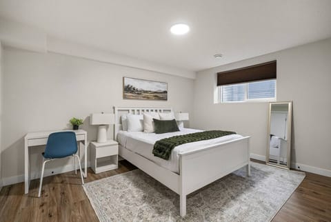 Bedroom with a queen bed, closet, dedicated workstation and ensuite access to the batbroom.