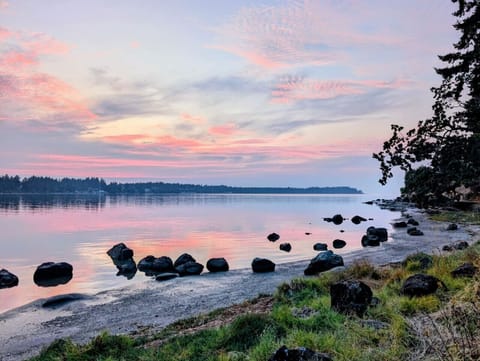 Pacific Shores Corner Escape – Double Queen Suite Apartment in Vancouver Island