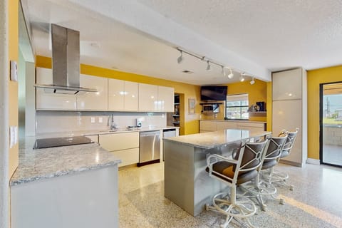 Sleek & modern kitchen