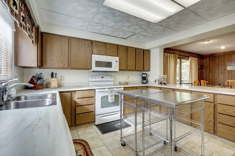 Kitchen | Main Level