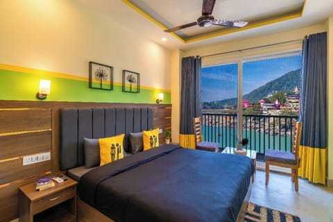 Deluxe Double Room with Balcony and River View | Free WiFi, bed sheets