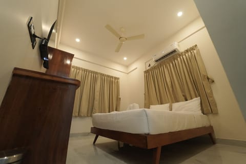 Deluxe Double Room | Desk, laptop workspace, iron/ironing board, free WiFi