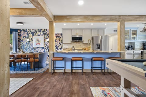 Grab a stool — the best show in the house happens right here at the kitchen counter. Whether it’s pancakes in the morning, cocktails at night, or chatting with the “chef” mid-meal, this bar seating turns every bite into a social event.