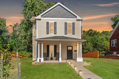 Welcome to Horizon Haven - a fully renovated 1921 Alton gem where historic charm meets modern comfort. Your getaway begins here.