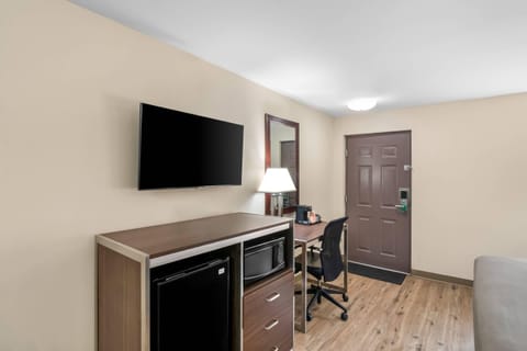 Standard Room, 1 King Bed, Non Smoking | Desk, iron/ironing board, free WiFi, bed sheets