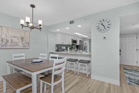 Ample seating for all diners at the table or at the breakfast bar