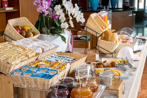 Free daily buffet breakfast