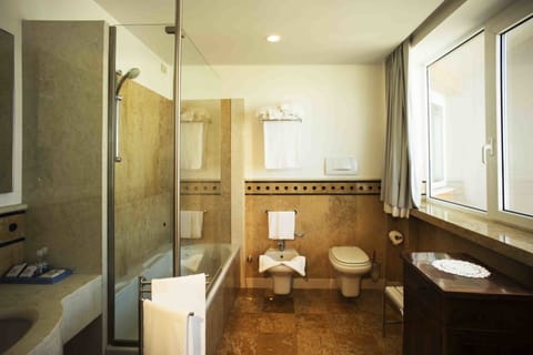 Standard Double or Twin Room | Bathroom | Shower, free toiletries, hair dryer, bidet