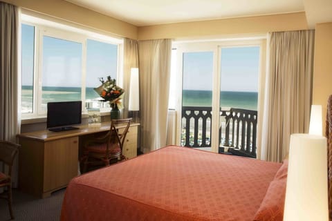 Standard Double or Twin Room | Minibar, in-room safe, desk, iron/ironing board