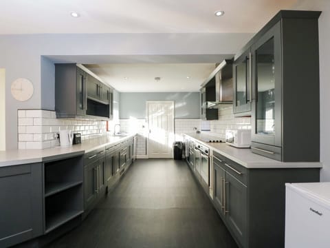 Dishwasher, cookware/dishes/utensils