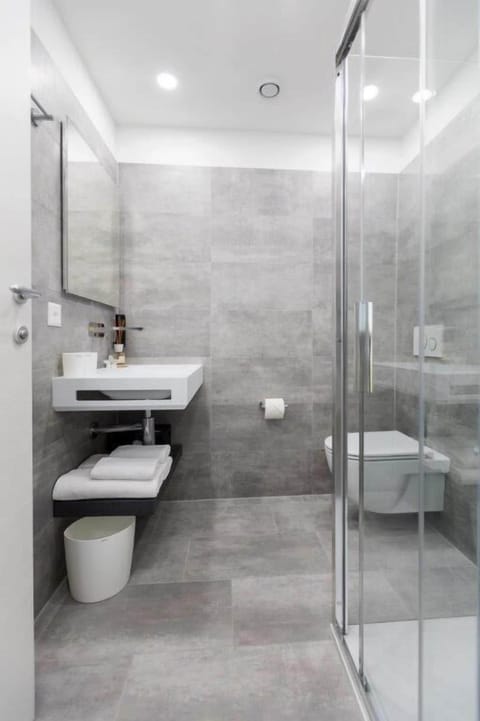 Deluxe Double Room, Balcony, Lake View | In-room safe, blackout drapes, free WiFi