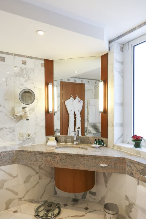 Royal Double or Twin Room | Bathroom | Free toiletries, hair dryer, bathrobes, slippers