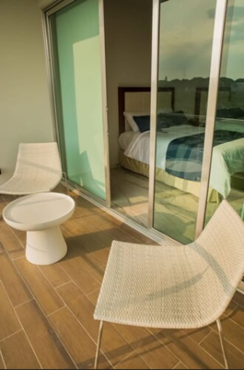 Junior Suite, 1 King Bed, Balcony, Pool View | Balcony