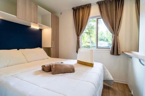 Superior Bungalow, Patio | Cribs/infant beds, bed sheets