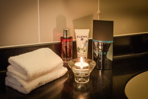 Combined shower/tub, deep soaking tub, free toiletries, hair dryer