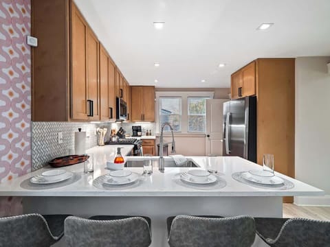 - Breakfast bar with modern seating for four - Fully equipped Airbnb kitchen for easy cooking - Stylish bright space designed for convenience