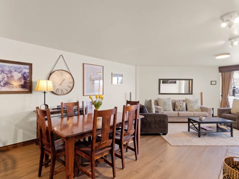 Living Area / Dining Table for 6