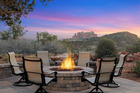Perfect peak to enjoy the flames and the views.