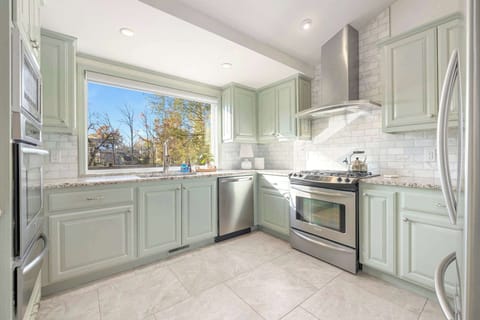 Fully stocked kitchen!