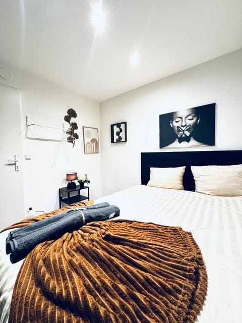 Basic Apartment | Iron/ironing board