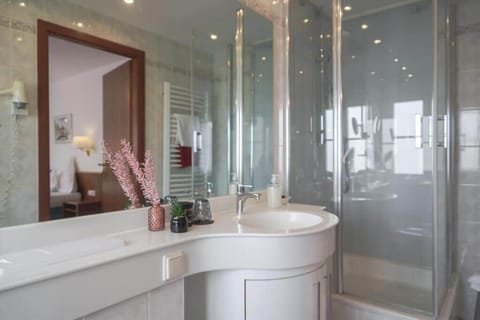 Premium bedding, in-room safe, desk, laptop workspace