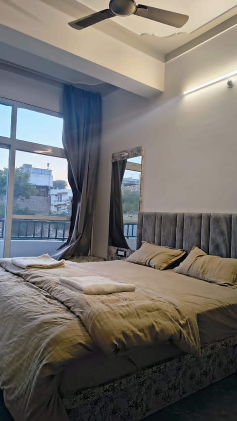 Classic Triple Room, City View | Desk, WiFi (free)