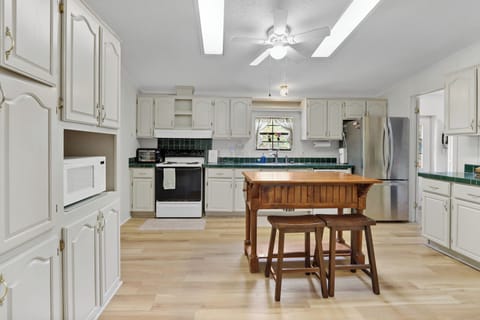 Spacious kitchen with everything needed for a homecooked meal