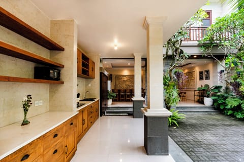 Full-size fridge, microwave, dishwasher, coffee/tea maker