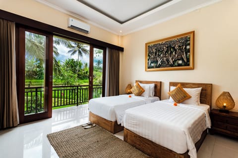 Superior Twin Room, Garden View | Premium bedding, in-room safe, desk, laptop workspace