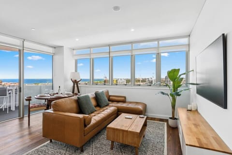 Expansive windows capture Wollongong’s skyline and coastal horizon, inviting the outdoors in and filling the space with natural light.