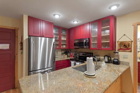 Full kitchen ready for cooking: SS appliances, stone counters, bright style!