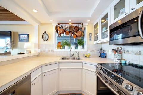 Modern, full kitchen with pantry