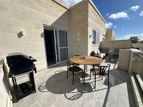 Relax on the sofa or gather around the BBQ and dining table outdoors.