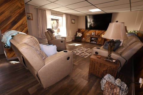 Spacious living room with 86″ Smart TV & PS5 entertainment