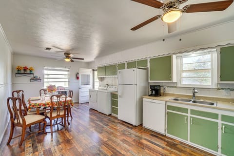 Kitchen & Dining Area | Drip & Keurig Combo Coffee Maker | Washer & Dryer