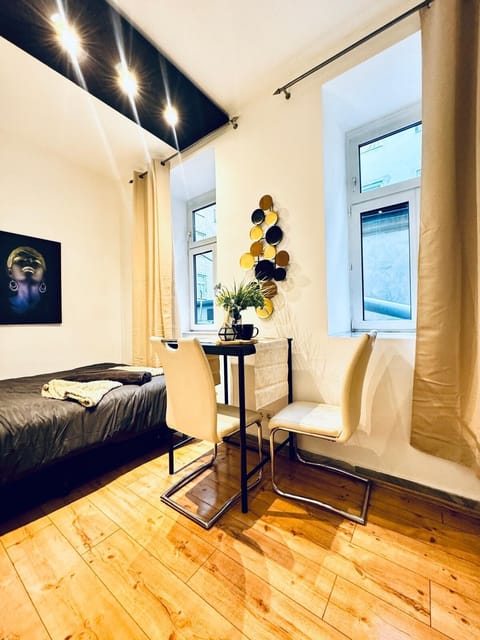 Basic Studio | Iron/ironing board