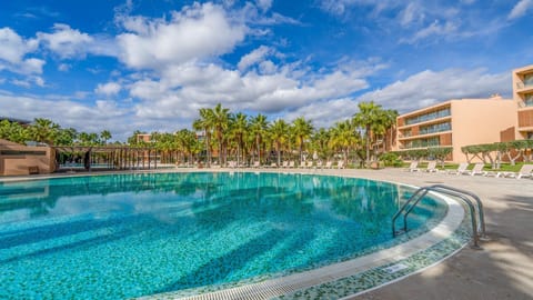 Soak up the sun in this stunning resort-style pool at Herdade dos Salgados. Relax, recharge, repeat.
#AlgarveLiving #ResortVibes #PoolDay #HerdadeDosSalgados #SunnyGetaway