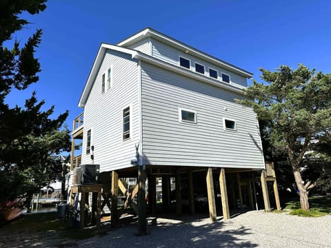 Welcome to Sea-Esta, Front View