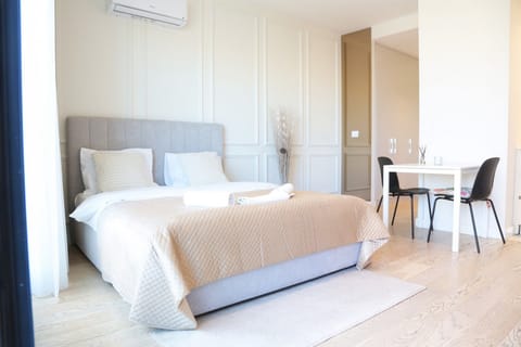 Junior Studio Suite, Patio, City View | Living area