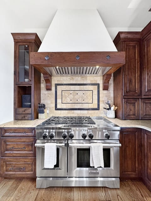 This is a real cook`s setup, six burners, two ovens, powerful fan that clears the air fast. Make that big family dinner without juggling oven space or waiting for burners. Finally, room to cook.