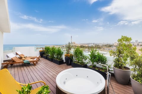 Terrace Suite with Jacuzzi | Minibar, in-room safe, desk, soundproofing