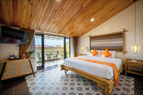 Family Room with River View | Minibar, desk, laptop workspace, blackout drapes