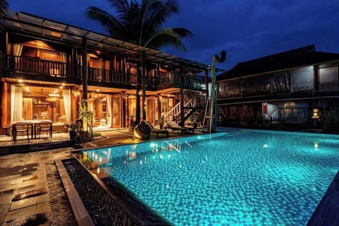 10 outdoor pools