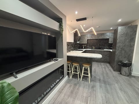 Comfort Apartment, 2 Bedrooms, Non Smoking, Kitchen | Private kitchen | Full-size fridge, oven, stovetop, dishwasher
