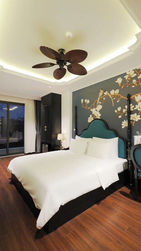 Superior Double Room, Balcony, City View | Minibar, desk, laptop workspace, soundproofing