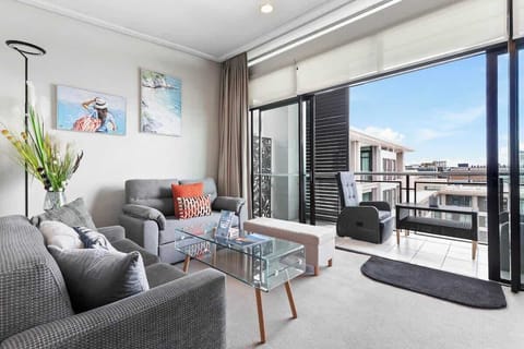 Bright lounge + balcony, Viaduct location