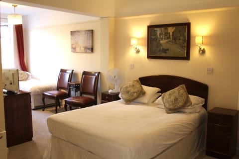 Family Quadruple Room | Iron/ironing board, free WiFi, bed sheets